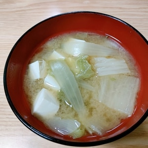 豆腐と白菜と玉ねぎの味噌汁
